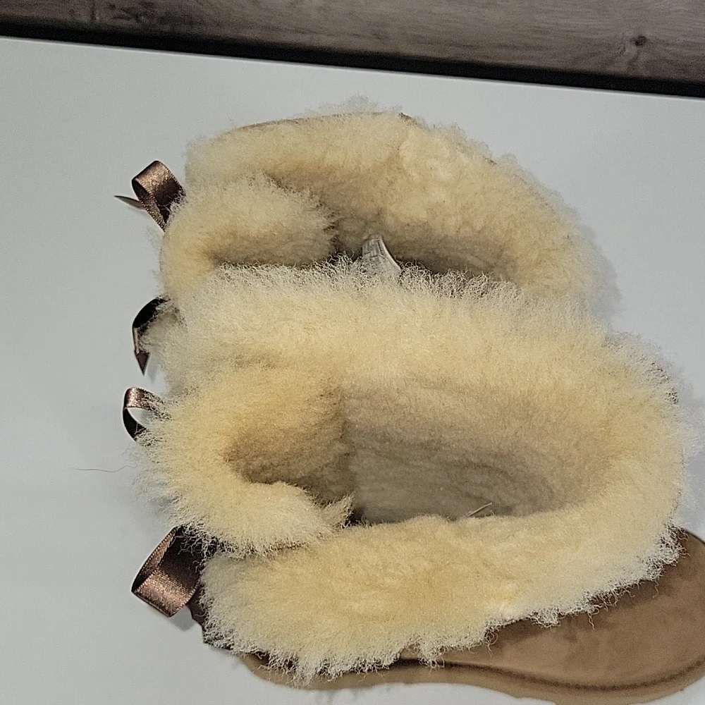 Girls UGG Bailey 3 Bow Boots Sz 3 Excellent Used Conditon